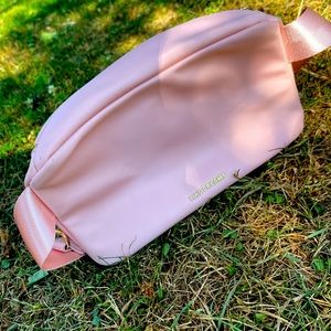 This pink like dreams Fanny pack has  pink hearts on the inside of it ❤️♥️